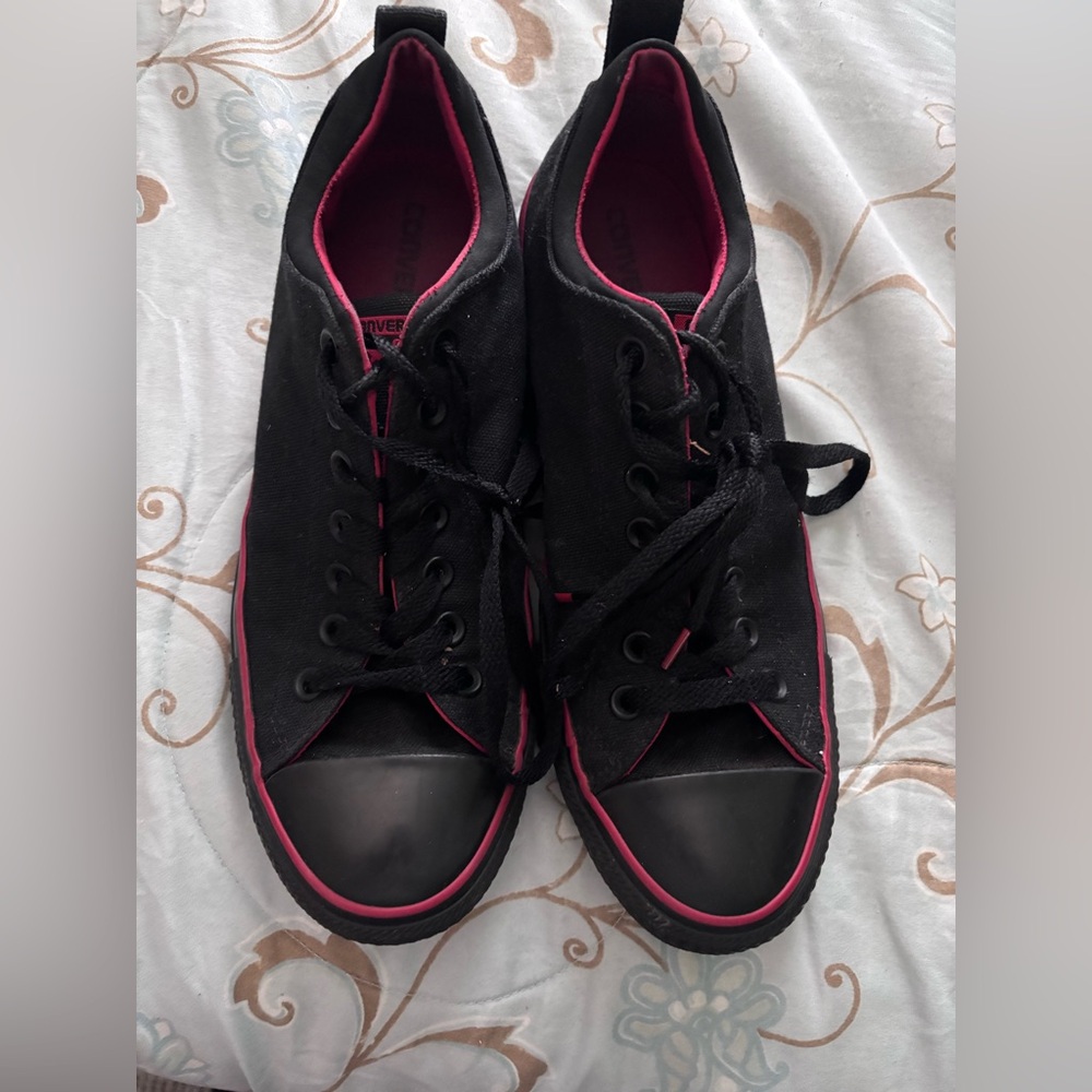 Converse Black Sneakers Chuck Taylor’s with red  Trim